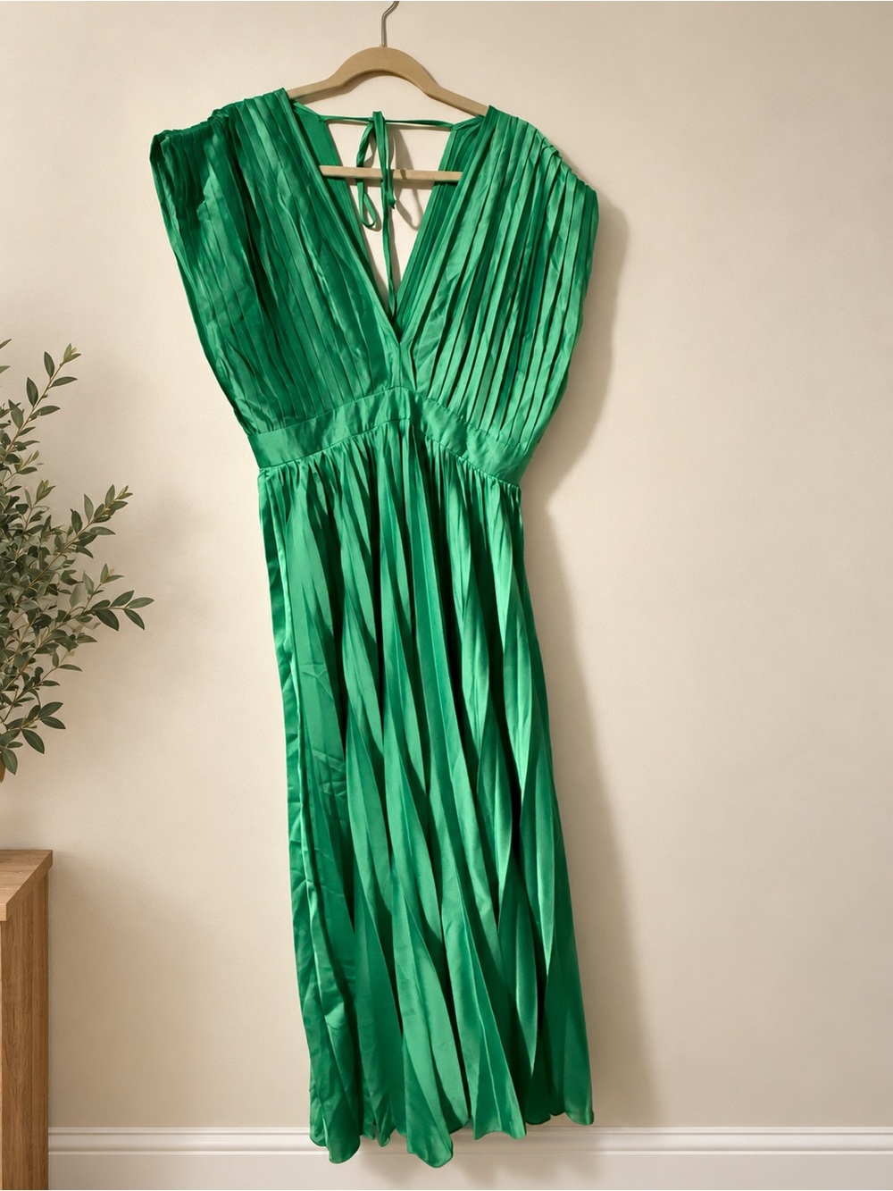 NWT Aiyana Green Goddess Satin Pleated Marilyn Monroe Dress Size 10